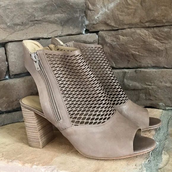 Vaneli Perforated‎ Peep Toe Chunky Heel Bootie / SZ 9 - Picture 1 of 7